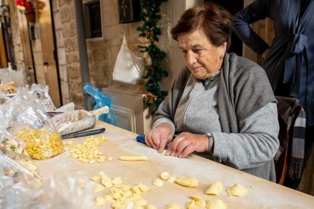Bari, la storia delle "signore delle orecchiette" dell'Arco Basso: �Custodiamo un'antica arte�